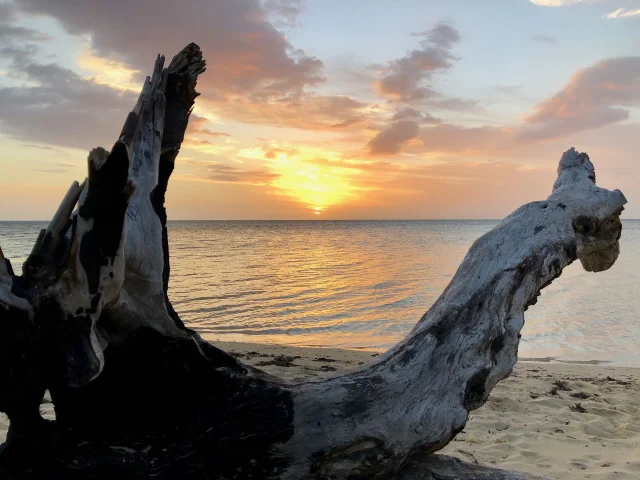 Le coucher de soleil sur la plage et le lagon de Poé à Bourail, en Nouvelle-Calédonie.