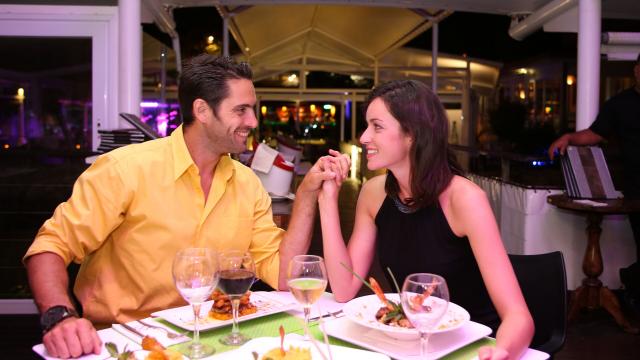 Dîner en amoureux au restaurant Le Roof à Nouméa, en Nouvelle-Calédonie.