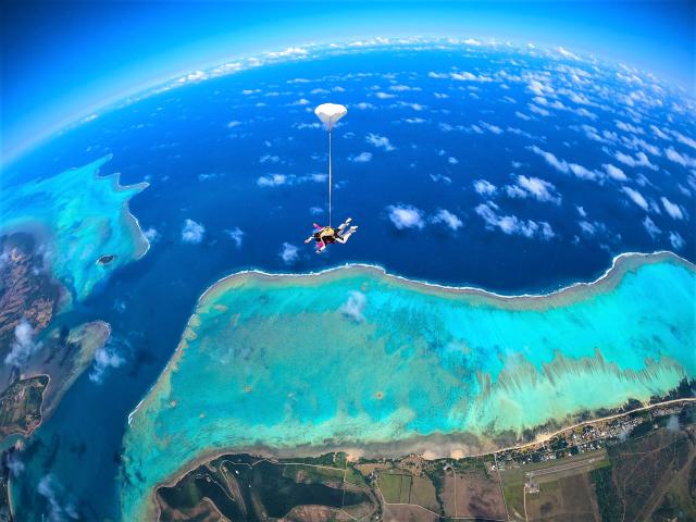 Saut en parachute au dessus du lagon de Poé à Bourail en Nouvelle-Calédonie.