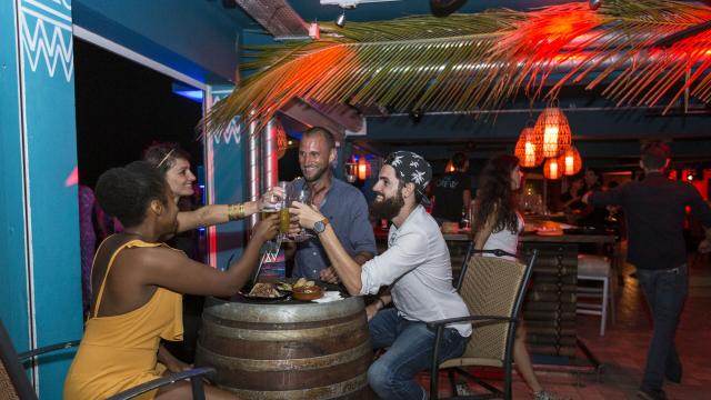 Soirées entre amis au MV Lounge sur la Baie des Citrons à Nouméa, en Nouvelle-Calédonie.