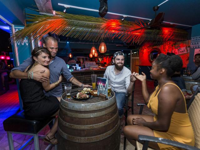 Soirées entre amis au MV Lounge sur la Baie des Citrons à Nouméa, en Nouvelle-Calédonie.