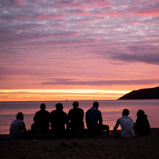 Le coucher du soleil depuis la plage de la Roche Percée à Bourail, en Nouvelle-Calédonie.