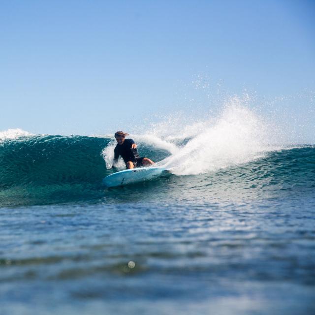 Session surf sur le récif corallien de Bourail près de la plage de la Roche Percée.