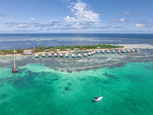 Vue aérienne sur l'hôtel DoubleTree by Hilton Îlot Maître Resort à Nouméa en Nouvelle-Calédonie.