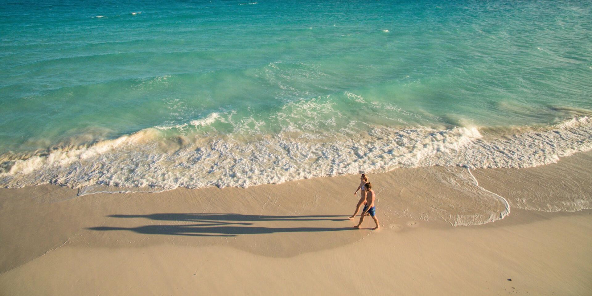 Balade sur la Plage de Fayaoué, aussi connu comme la plage de 25 km à Ouvéa, Îles Loyauté de Nouvelle-Calédonie.