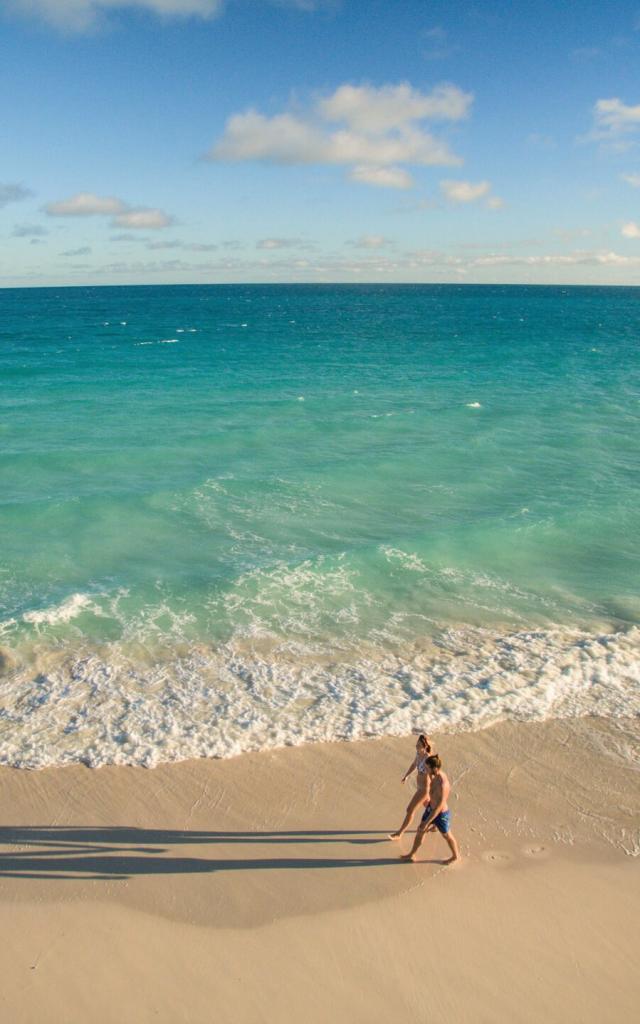 Balade sur la Plage de Fayaoué, aussi connu comme la plage de 25 km à Ouvéa, Îles Loyauté de Nouvelle-Calédonie.