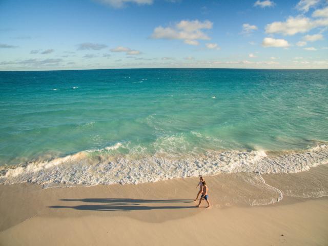 Balade sur la Plage de Fayaoué, aussi connu comme la plage de 25 km à Ouvéa, Îles Loyauté de Nouvelle-Calédonie.