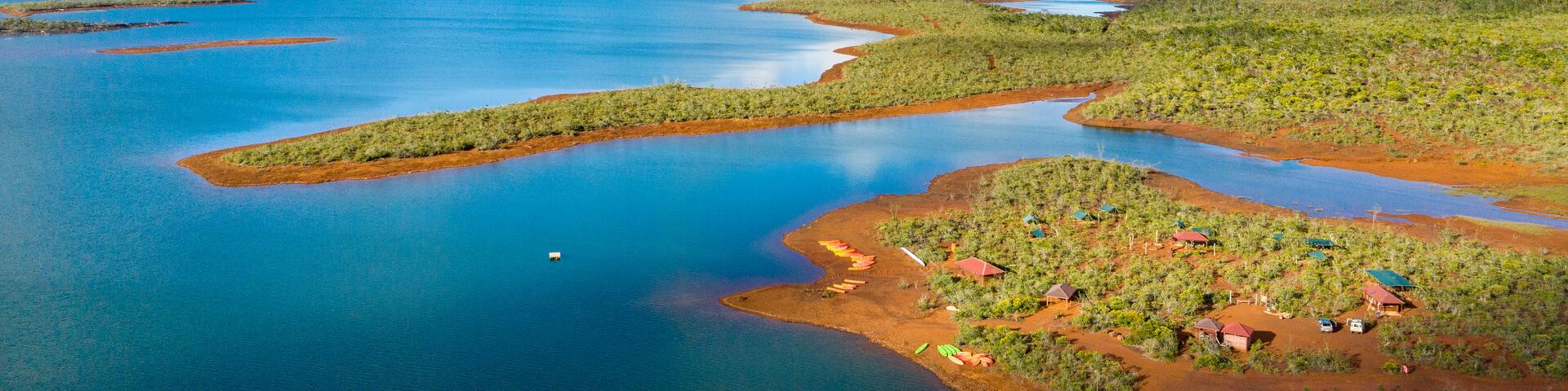 Bivouac au Parc Provincial de la Rivière Bleue, du Lac de Yaté et la terre rouge du Grand Sud de la Nouvelle-Calédonie.