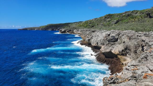 Les falaises de Xodre et le lagon de Lifou, Îles Loyauté de Nouvelle-Calédonie.
