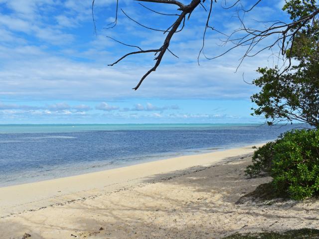 Le lagon et la plage de Poé à Bourail en Nouvelle-Calédonie.