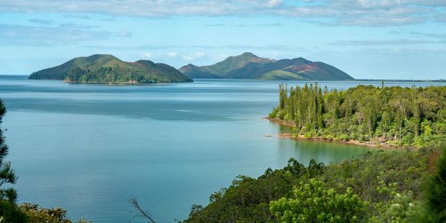Point de vue sur le lagon et les îlots de Thio en Nouvelle-Calédonie.