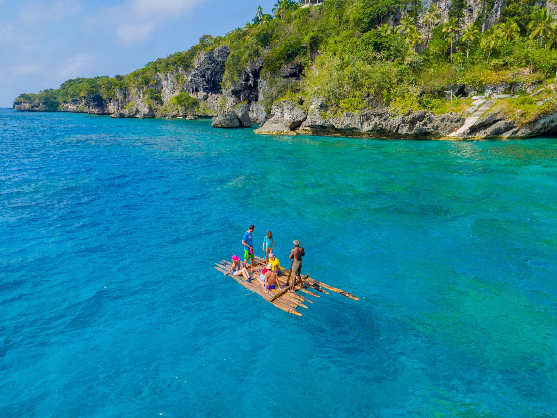 Sea trip at the foot of the cliffs of Lifou