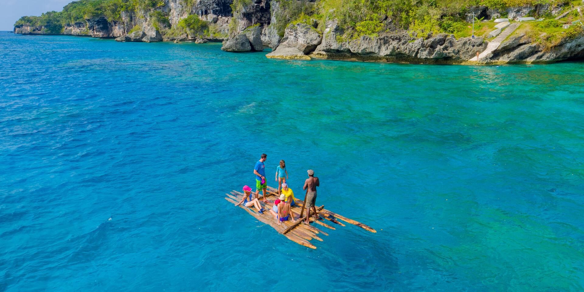 Sea trip at the foot of the cliffs of Lifou