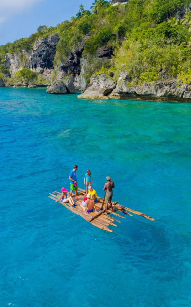 Sea trip at the foot of the cliffs of Lifou