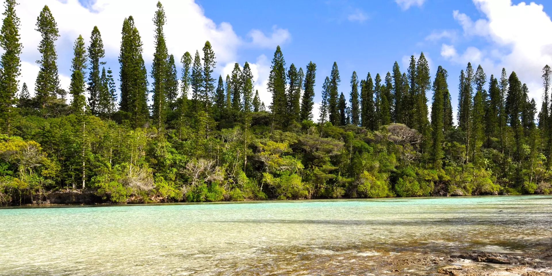 Natural swimming pool trail at Île des Pins