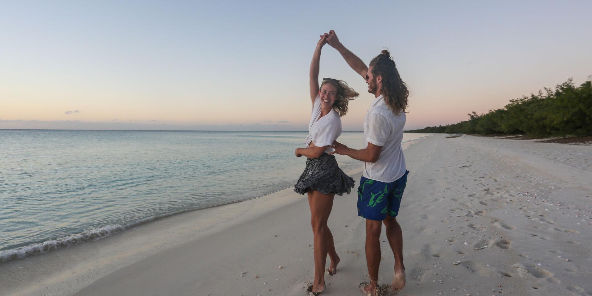 Balade en couple sur la plage dans les îles de Nouvelle-Calédonie