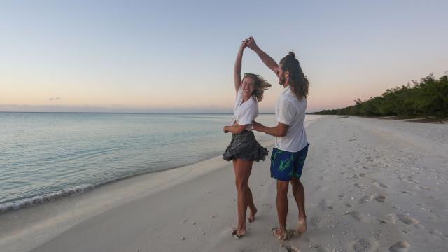 Balade en couple sur la plage dans les îles de Nouvelle-Calédonie