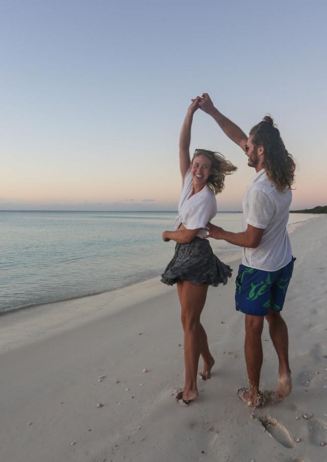 Balade en couple sur la plage dans les îles de Nouvelle-Calédonie