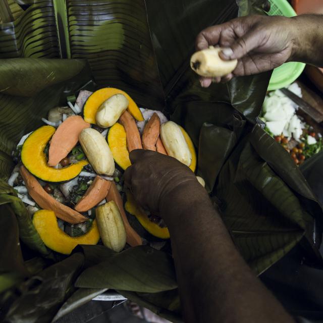 Préparation du bougna traditionnel Kanak en Nouvelle-Calédonie