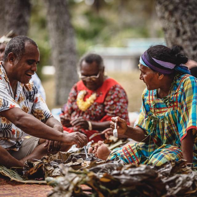 Partager un bougna en tribu en Nouvelle-Calédonie