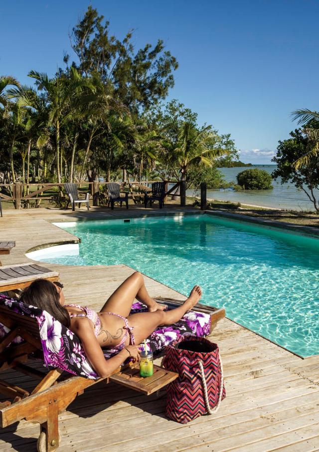 Détente au bord de la piscine face au lagon, Nouvelle-Calédonie