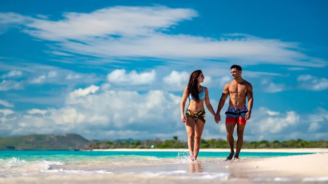 Stroll in couple on the beach in Tenia islet