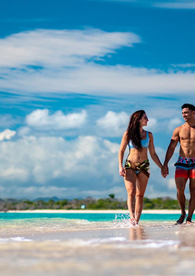 Stroll in couple on the beach in Tenia islet