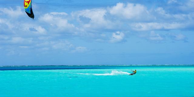 Kitesurf sur le lagon turquoise en Nouvelle-Calédonie