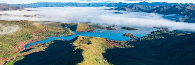 Vue aérienne du lac de Yaté, Grand Sud