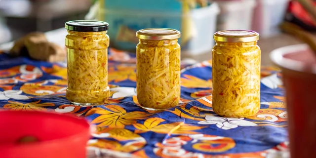 Achards de légumes du marché de Thio