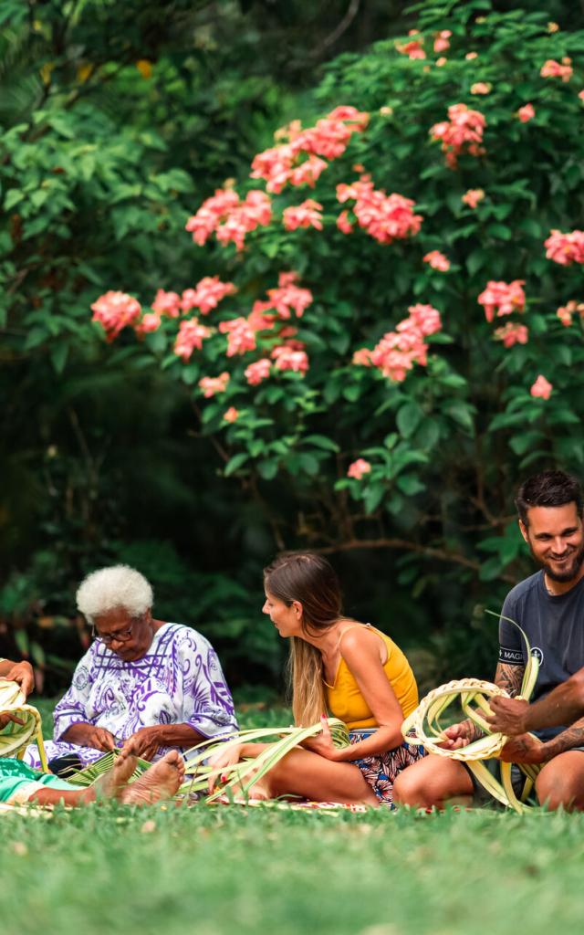 Atelier tressage en tribu à Tchamba, Poindimié