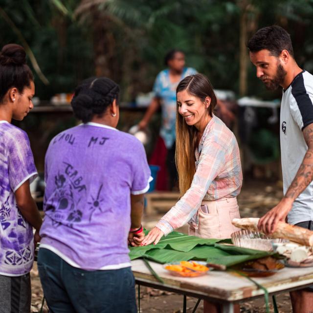 Préparer un bougna traditionnelle Kanak en tribu