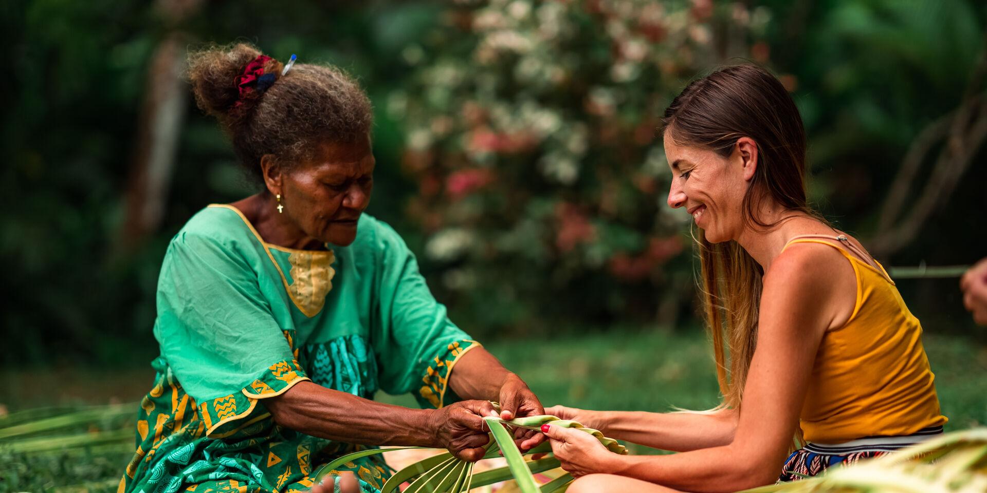 Atelier tressage en tribu à Tchamba, Poindimié