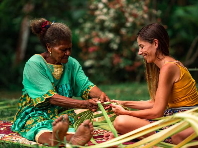 Atelier tressage en tribu à Tchamba, Poindimié