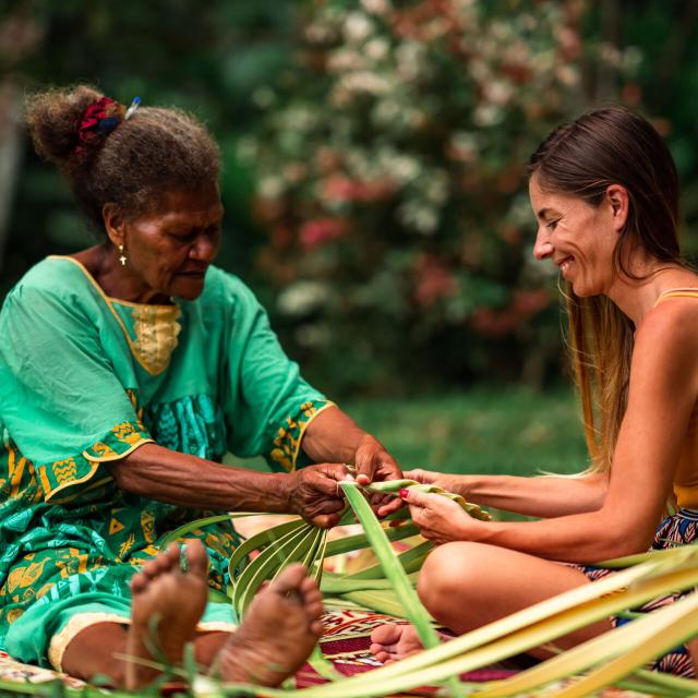 Tribal weaving workshop in Tchamba, Poindimié
