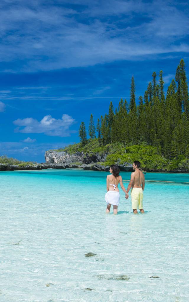Couple à la piscine naturelle d'Oro en Nouvelle-Calédonie