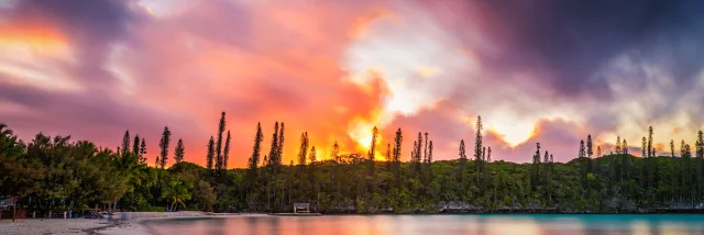 Coucher de soleil dans la baie d'Oro à l'Île des Pins