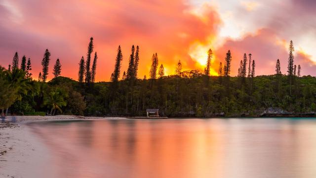 Coucher de soleil dans la baie d'Oro à l'Île des Pins