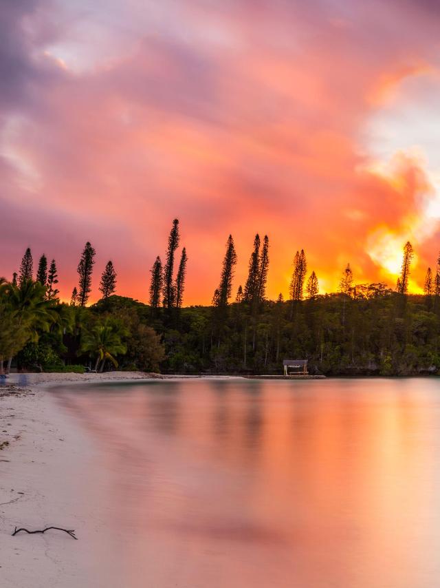 Coucher de soleil dans la baie d'Oro à l'Île des Pins