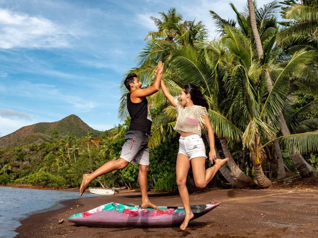 Couple sur la plage à Thio, Côte Est