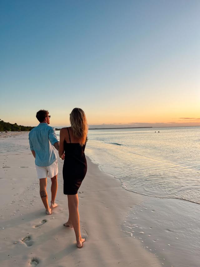 Couple sur la plage de l'hôtel Paradis d'Ouvéa