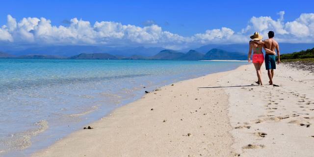 Couples outing to the Ténia islet