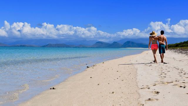 Couples outing to the Ténia islet