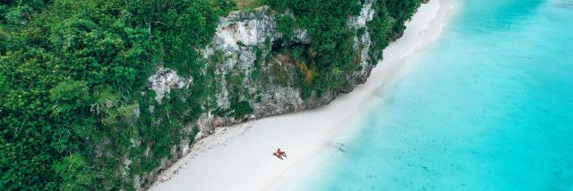 Couple sur la plage de Kiki à Lifou
