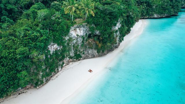 Couple sur la plage de Kiki à Lifou