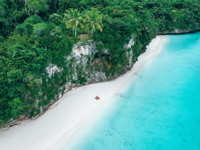 Couple sur la plage de Kiki à Lifou