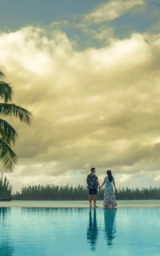 Couple in front of the Oro bay on the Isle of Pines
