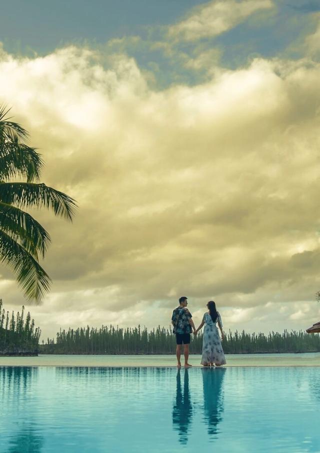 Couple in front of the Oro bay on the Isle of Pines