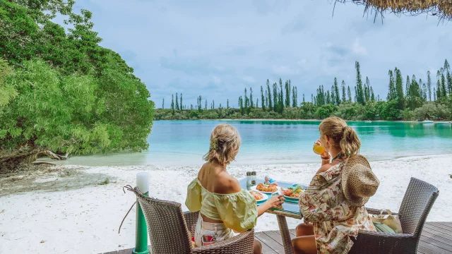 ニューカレドニアのラグーンを眺めながらランチ