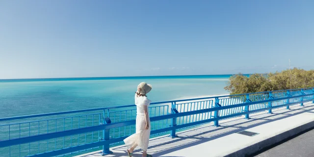 ウベア島のムーリ橋を渡る